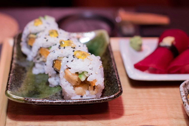 Hosomaki mit Takuan und Avocado.