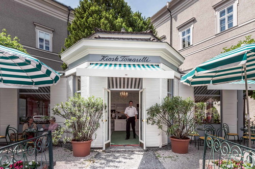 Kleine Stärkung: Das Traditionscafé »Tomaselli« betreibt saisonal auch einen Kiosk. Hier muss man gewesen sein.