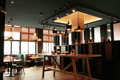L’AmantMit dem Pariser Sinn für Stil und einer frischen asiatischen Prise bringt die Brasserie «L’Amant» seit diesem Sommer neue kulinarische Akzente nach Zürich. Die franko-asiatischen Gerichte wurden speziell für die Brasserie entwickelt, wobei französische Klassiker mit asiatischen Einflüssen neu interpretiert werden.Sihlcity, Kalandergasse 4, 8045 Zürichwww.lamant.ch