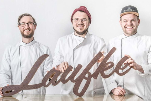 Wirtshaus LaufkeZwei Jungwinzer und ein Gastroprofi haben sich zusammengetan und einem alten, legendären Grazer Gasthaus neues Leben eingehaucht. Mit besten Produkten aus der Region, à la carte Gerichten und Überraschungsmenüs. Elisabethstraße 6, 8010 GrazDas »Wirtshaus Laufke« in der Falstaff DatenbankIm Bild: Das Pächtertrio des neuen »Laufke«: Jakob Schönberger, Herbert König und Markus Neuhold.