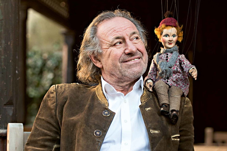 Schauspieler Walter Sachers mit der Marionette des jungen Joseph Mohr.