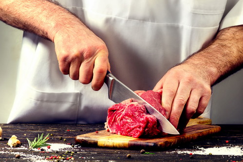 ButcherstableMit dem «Butcherstable» eröffnete der ehemalige Vegetarier Gregory Knie in Zürich ein Fleisch-Restaurant mit angrenzender Metzgerei. An der Theke können die Gäste das Fleischstück auswählen, das dann anschliessend in der Küche zubereitet wird. Besonders grossen Wert legt das Butchertable-Team auf kompromisslose Qualität, moderne Nachhaltigkeit und kompetente Beratung an der Metzgertheke.Neumünsterstrasse 34, 8008 Zürichwww.butcherstable.ch