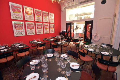 1o1 – One of OneDer umtriebige Gastronom Martin Ho eröffnete sein wohl umfangreichstes Projekt und vereint drei Gastro-Konzepte unter einem Dach: ein chinesisch-koreanisches Fine Dining, mexikanisches Streetfood und eine Dry Martini Bar. Außerdem an dieser Adresse in der Wiener City zu finden: eine Galerie, eine Piano-Lounge und ein Mode-Shop. Seilerstätte 16, 1010 WienMEHR ERFAHREN