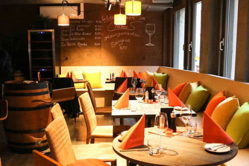 PaseoJakobsmuschel auf Blutwurst, vegetarische Croquetas oder die weit verbreiteten Patatas bravas. Die im Januar eröffnete Tapas Bar «Paseo» möchte sowohl Klassiker aus der spanischen Häppchen-Küche als auch eigene Kreationen bieten, darunter auch ein Angebot an veganen Tapas. In der obersten von drei Ebenen befindet sich das Herzstück des Lokals mit einer Bar, grossen Weinfässern und einer loungeartigen Atmosphäre.Theaterstrasse 4, 4051 Basel www.parterre-paseo.ch 