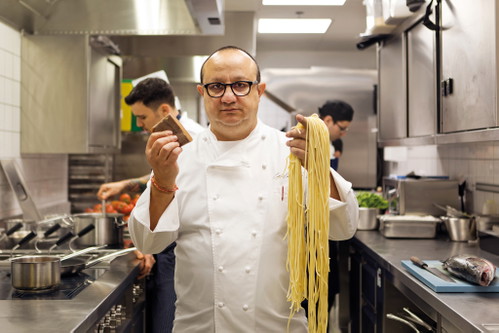 PastamaraIn der Lobby des »The Ritz-Carlton, Vienna« erlebt man »Italianità« erster Güte: Mit Kreationen des sizilianischen Spitzenkochs Ciccio Sultano (im Bild) und gepflegter Aperitivo-Kultur. Gemeinsam mit Campari wurde ein einzigartiger Negroni-Wagen kreiert.Schubertring 5-7, 1010 WienMEHR ERFAHREN
