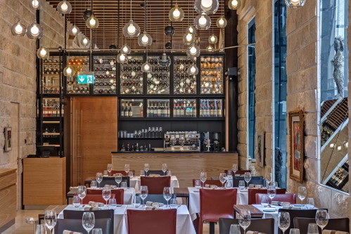 Ornellaia RistoranteDas erste Ristorante Ornellaia der Familie Bindella ist vor allem Frucht einer jahrzehntelangen freundschaftlichen Zusammenarbeit der beiden Dynastien Frescobaldi und Bindella. Gestaltet wurde das Ristorante von der Schweizer Star-Architektin Tilla Theus. Spitzenkoch Giuseppe D'Errico zelebriert mit seinem Team eine anspruchsvolle Küche mit toskanischen Wurzeln und viel Gespür für Harmonie mit Wein.St. Anna Gasse 2, 8001 ZürichDas «Ornellaia Ristorante» in der Falstaff-Datenbank