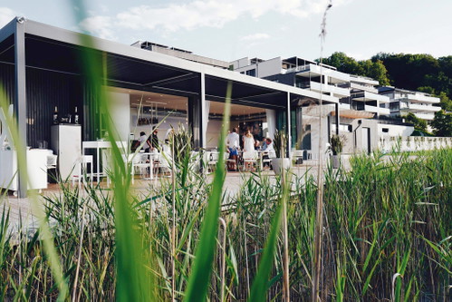 Bistro SüdseeAuf den Trend, neben dem Hauptrestaurant auf Spitzenniveau auch noch ein zweites, einfacheres und günstigeres Zweitlokal zu betreiben reagiert auch Hubert Wallner am Südufer des Wörthersees. Im »Bistro Südsee« setzt er auf eine geradlinige, südlich inspirierte Küche mit herausragenden Produkten.Südufer-Straße 258, 9082 Dellach / Maria WörthDas »Bistro Südsee« in der Falstaff Datenbank
