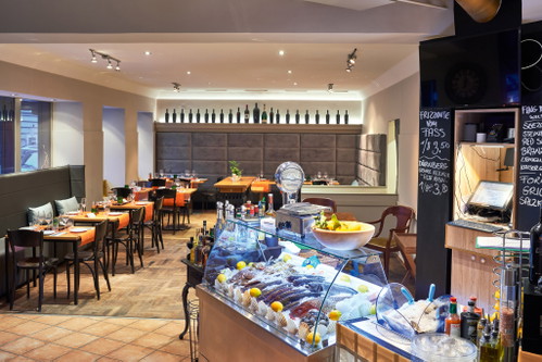 Takan’sVom Marktstand zum Restaurant: Suat Takan betreibt einen Fischstand am Kutschkermarkt und beweist in seinem Restaurant wie erstklassiges, frisches Meeresgetier fachkundig zubereitet wird. Haizingergasse 13, 1180 WienDas »Takan’s« in der Falstaff Datenbank