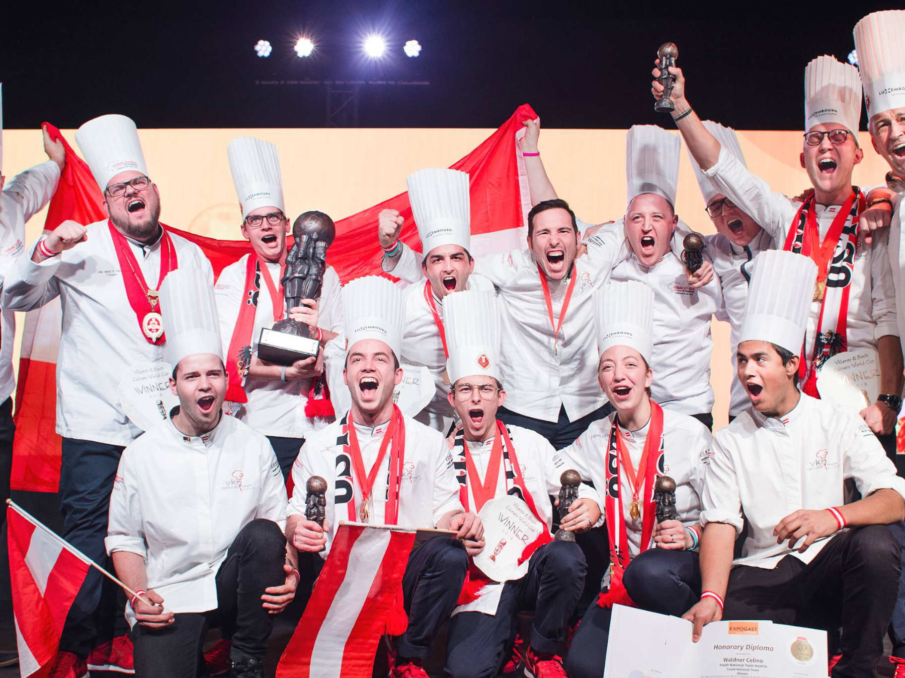 VKÖ-Präsident Mike P. Pansi, Manuel Hammerl, Thomas Penz, Michael Ploner, Agnes Karrasch, Celino Filippin Waldner, Nationalteamtrainer Alexander Forbes Junior und Philipp Stohner sowie Altpräsident Alois Gasser freuen sich über den Sieg.