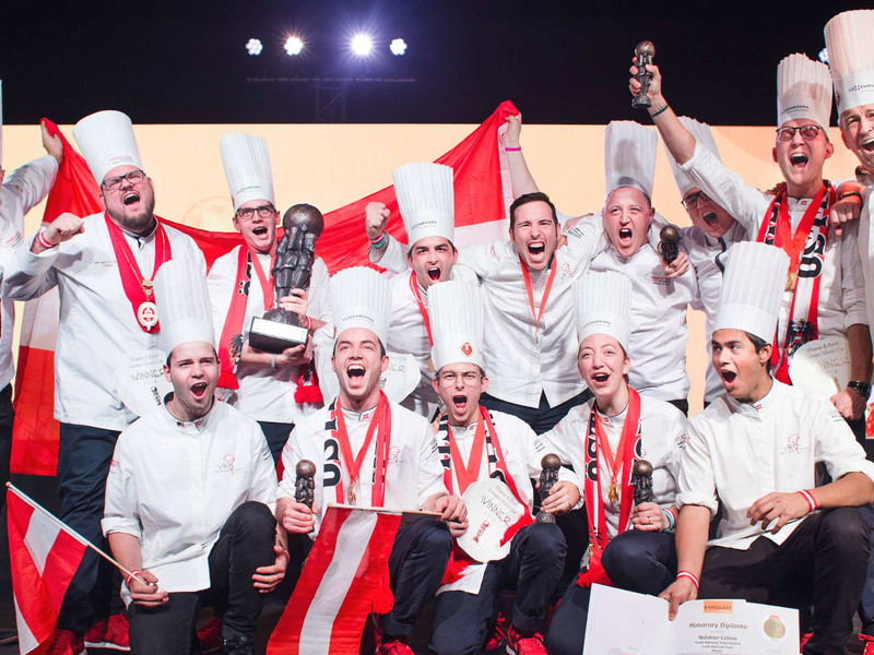 VKÖ-Präsident Mike P. Pansi, Manuel Hammerl, Thomas Penz, Michael Ploner, Agnes Karrasch, Celino Filippin Waldner, Nationalteamtrainer Alexander Forbes Junior und Philipp Stohner sowie Altpräsident Alois Gasser freuen sich über den Sieg.