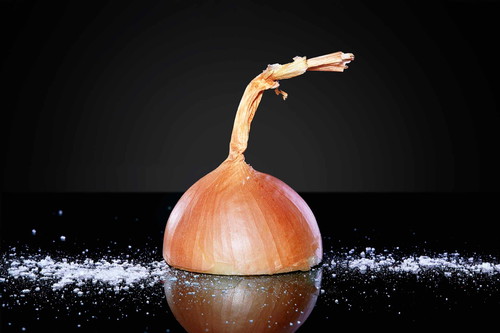 Salz und Zwiebel: Ländliches Liebesorakel – In der Heiligen Nacht sollen Mädchen eine weiße Zwiebel schneiden und mit Salz bestreuen. Am nächsten Morgen zeigen sich darauf die Züge des Zukünftigen.