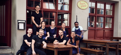 BauernschänkeDie Bauernschänke ist nicht nur die «Falstaff-Eröffnung des Jahres», sie gehört zudem zu den altehrwürdigen Beizen Zürichs. Seit Spitzenkoch Nenad Mlinarevic und die beiden Gastronomen Valentin Diem und Patrick Schindler Anfang des Jahres die Beiz mieteten, begeistern sie ihre Gäste mit einer ganz eigenen Version einer modernen Beizen­küche: Hier geht es weder um Fine Dining noch um grosse Namen auf der Weinkarte, sondern um Geschmack, Gemütlichkeit und natürlich den Gast.Rindermarkt 24, 8001 Zürichwww.bauernschaenke.ch