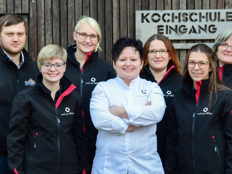 Familie und Freunde stehen hinter der »Cook up Kitchen«: Maurice Stranzinger, Amanda Altendorfer, Stefanie und Isabella Stranzinger (hinten v.l.) sowie Daniela Stadler, Viktoria Stranzinger und Jacqueline Weiss (vorne v.l.)
