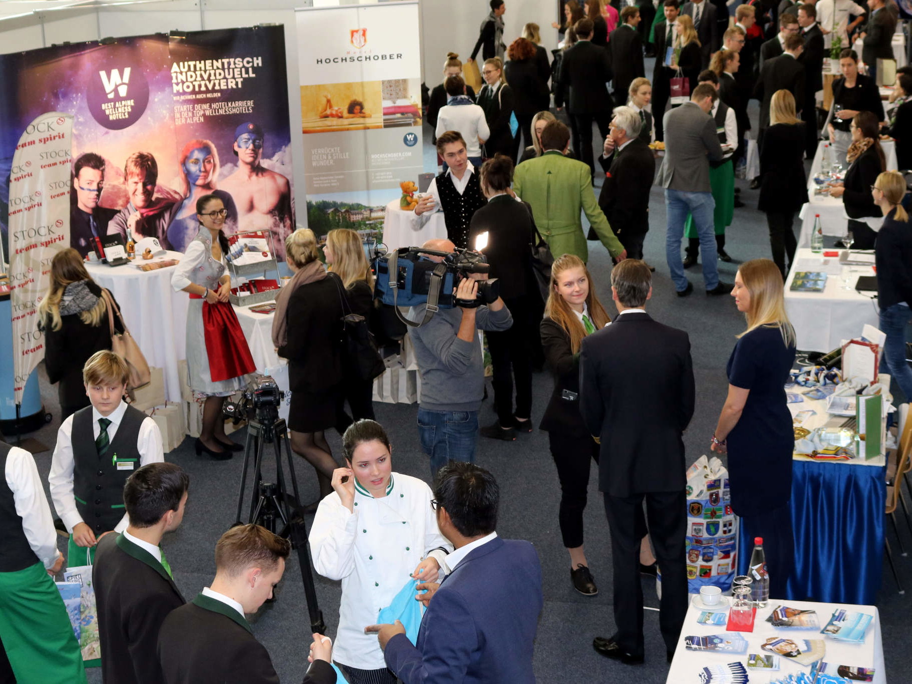 Auf der Messe können sich Schüler über Karrieremöglichkeiten informieren.