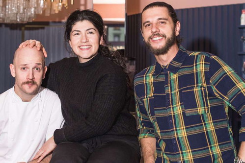 RosiIm Januar lancierten die beiden Szenegastronomen Markus Stöckle und Elif Oskan gemeinsam mit ihrem Freund Patrick Isler, der für die Getränkeauswahl verantwortlich ist, das «Rosi»: Ein&nbsp; Lokal, in dem herzhafte, vom Alpenraum inspirierte Schmankerl serviert werden. Menü gibt es hier keines, dafür kleine und grössere Tellergerichte, die man zusammen teilen kann, wenn man möchte.Sihlfeldstrasse 89, 8004 Zürichwww.rosi.restaurant