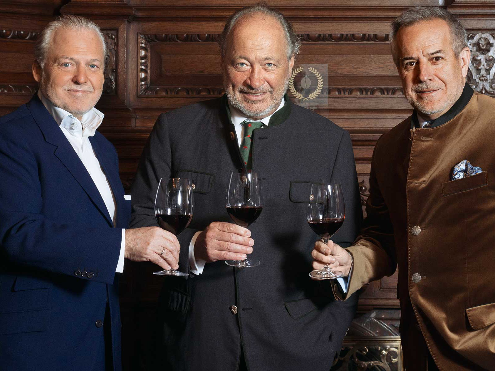 Herrenrunde. Falstaff-Herausgeber Wolfgang Rosam (l.) holte für Hanno Soravia (Mi.) und Siegfried Wolf edle Tropfen aus seinem Weinkeller. 