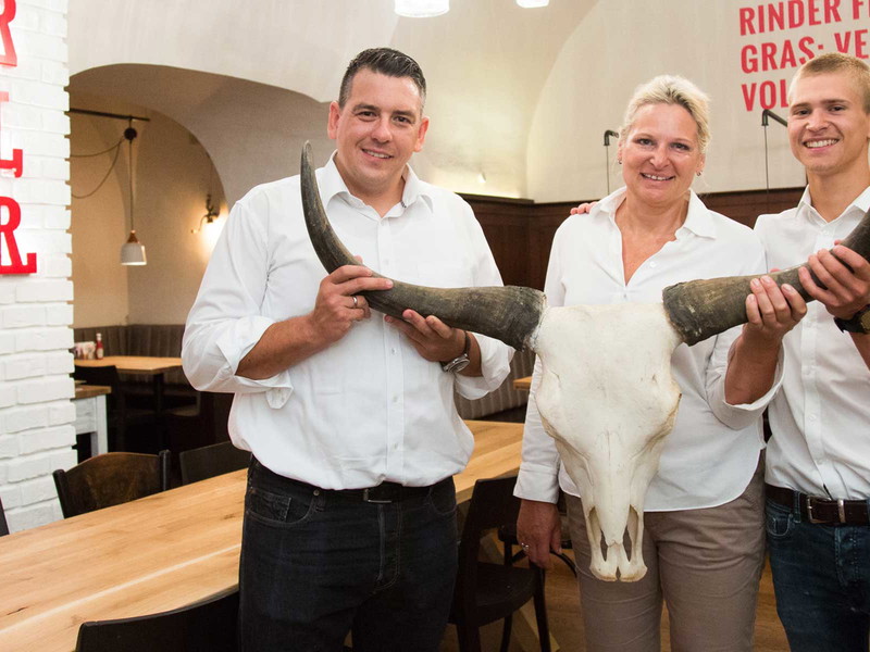 Robert und Gabriele Huth (Eigentümer) mit Jakob Schmölzer im »Rinderwahn«.