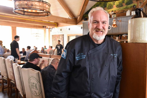 Art Smith ist Starkoch zum Anfassen. Im Südstaaten-Restaurant »Homecomin’« mischt er sich für kleine Plaudereien unter die Gäste.
