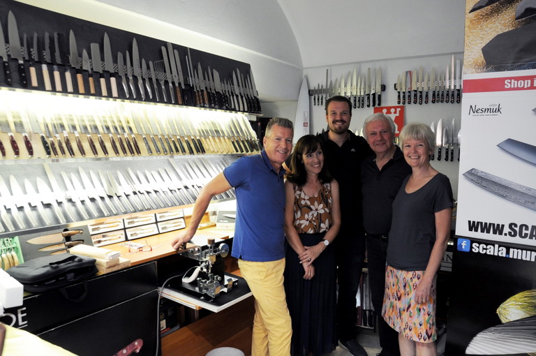 Familie Pfurtscheller mit Familie Scala beim Messercheck.
