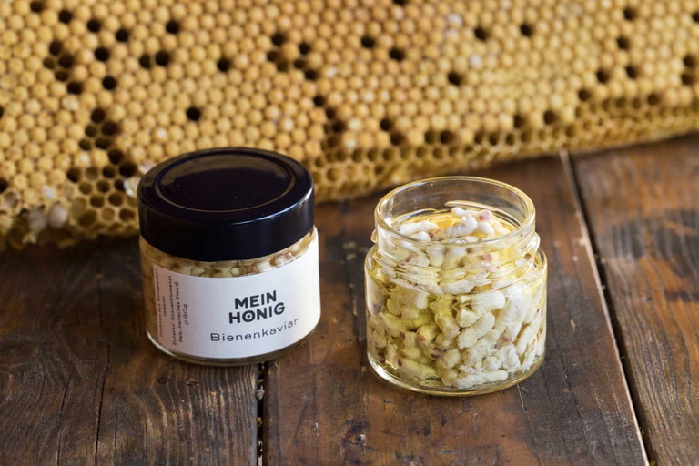 Mit Salz in Öl eingelegt werden die männlichen Bienenlarven zu Bienenkaviar.