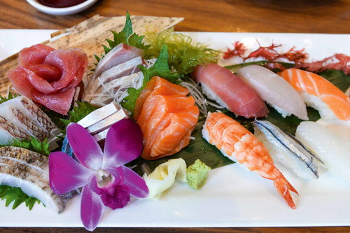 Neben Sushi wird u.a. auch Peking Ente und eine eigene Bibimbap-Variante kredenzt.