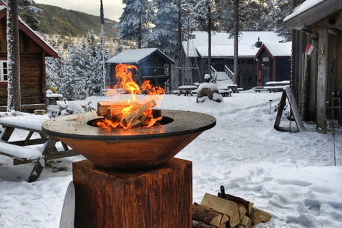 In- und Outdoor: Ein Grill macht gesellig.