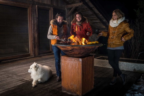 Man kann beobachten wie sich Menschen bei Feuer entspannen.
