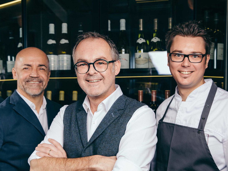 Michael Schunko mit Albert Kriwetz und Küchenchef Michael Hebenstreit (v.l.n.r.).