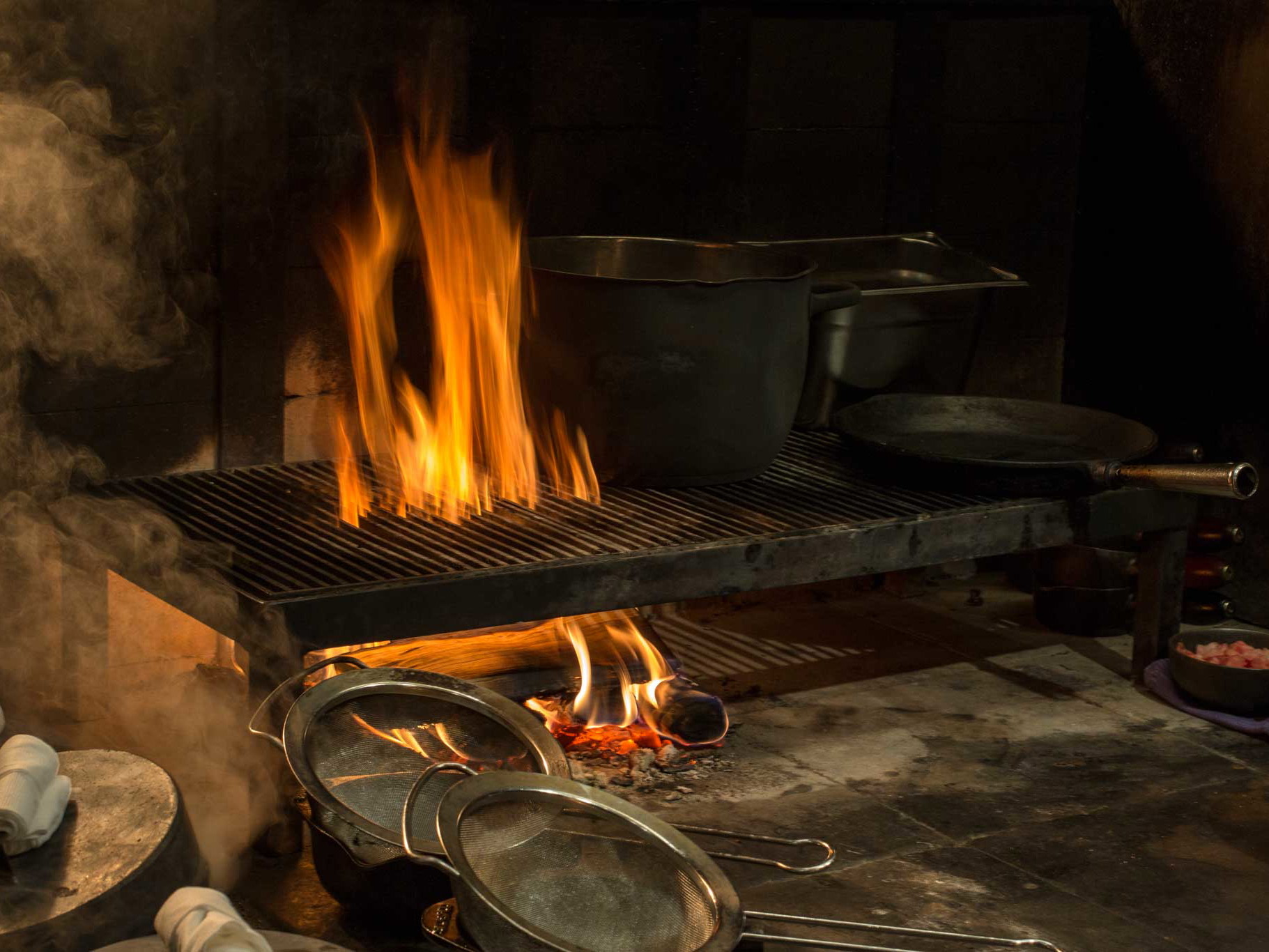 Kochen am offenen Feuer ist eine neue Herausforderung.