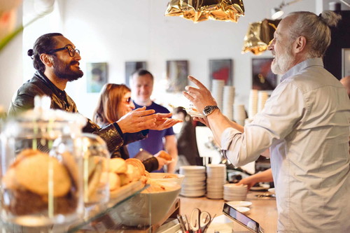 Otto Bayer (rechts) in seiner »Balthasar Bar«: Neue Generation an Kaffeehäusern.