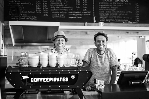 Evelyn Priesch und Werner Savernik in ihrem Lokal »CoffeePirates«: Kaffee aus aller Welt.