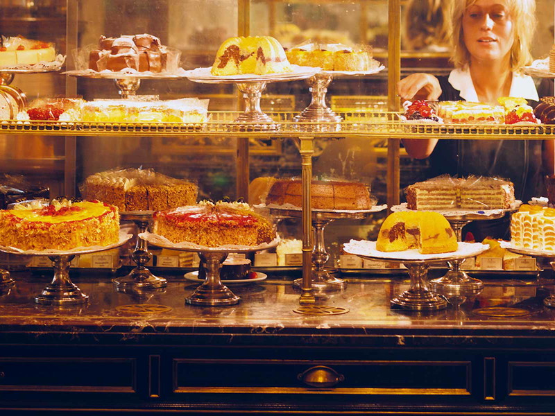 »Demel«, die bekannteste Konditorei Wiens: als ehemalige k. u. k. Hofzuckerbäckerei legendär und mit wechselvoller Geschichte.