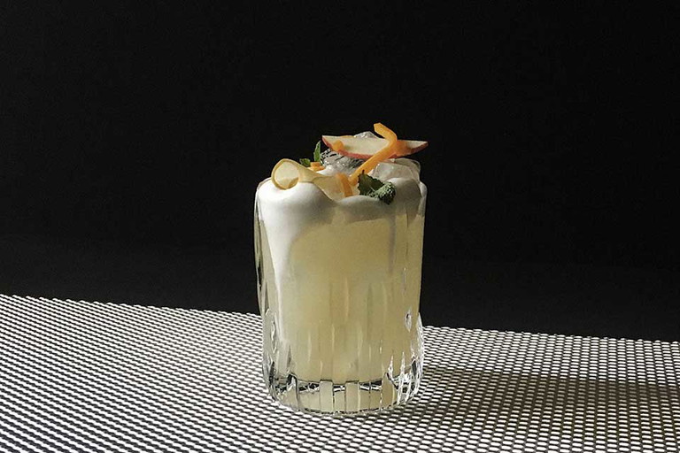 Für seinen Drink »Elefant im Porzellanladen« kombiniert Hubert Peter Apfel, Kürbis, Erdnuss und Holunder.