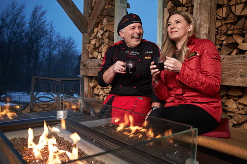 Aufwärmzeit. Nach getaner Arbeit wärmt man sich am besten mit einer Tasse Glühwein wieder auf.