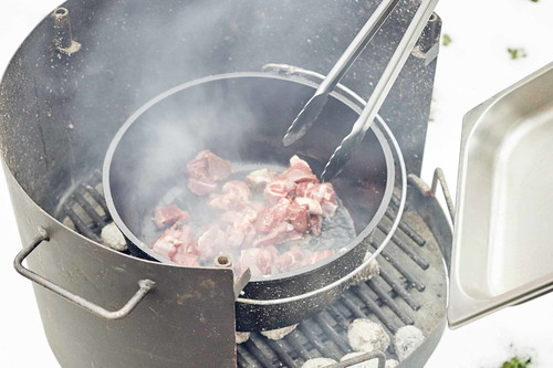 Schritt 1: Das Fleisch wird scharf angebraten, damit sich die Röstaromen entfalten können.