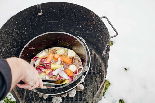 Schritt 2: Nachdem Fleisch und Gemüse angeröstet sind, wird mit Suppe aufgegossen.