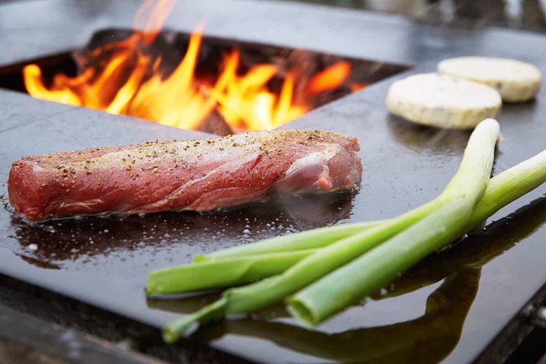 Simplizität. Beim klassischen Plancha-Grillen auf dem Flare Grill wird der Rehrücken nur kurz angebraten, damit das Fleisch schön rosa bleibt.