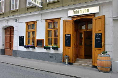 »Flaschenflüsterer« Hermann Botolen bietet in seinem eigenen Gasthaus eine grandiose Weinauswahl. Hervorragende Küche.