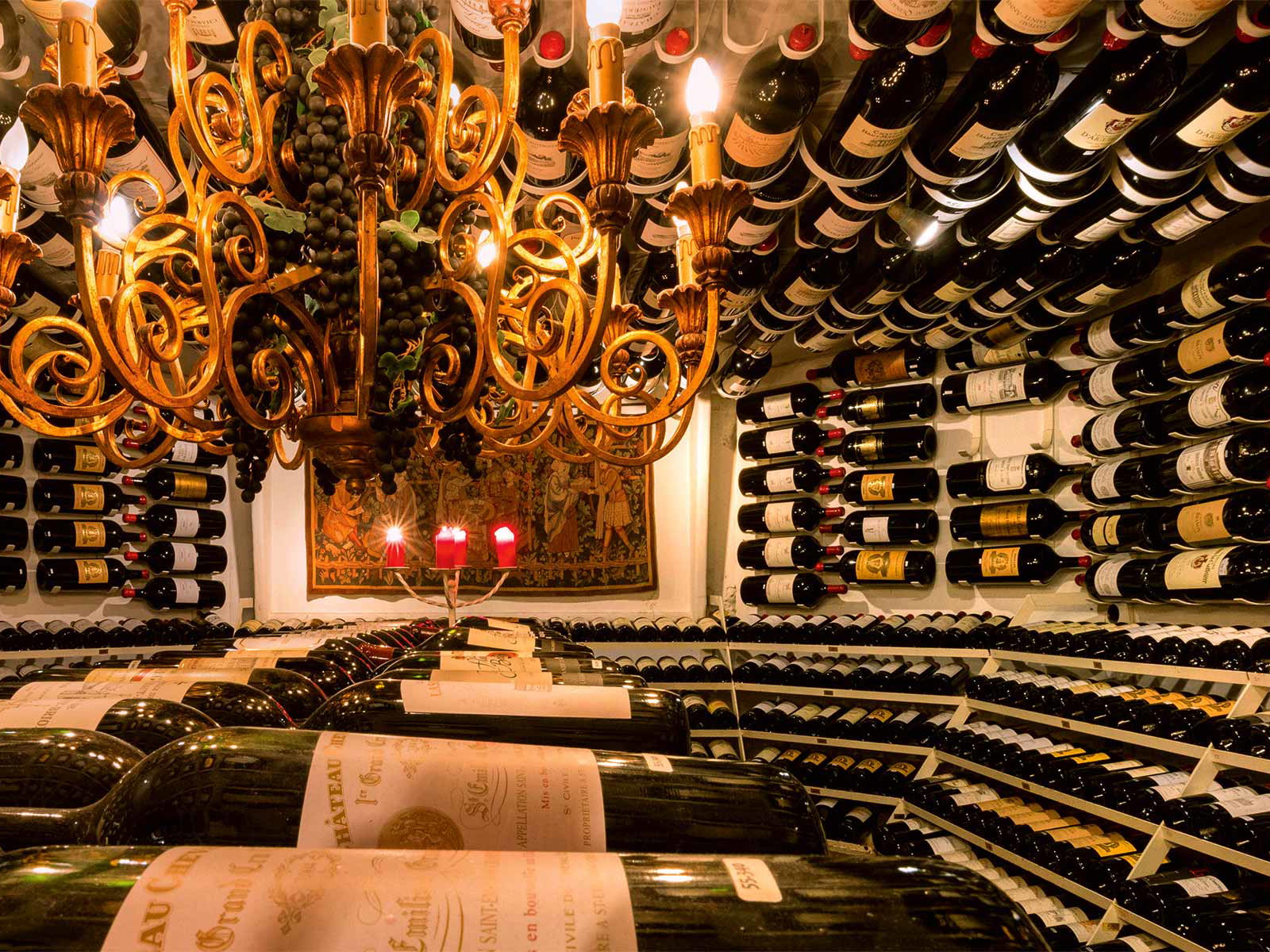 Er enthält eine der imposantesten Kollektionen an Topweinen: Der Weinkeller der »Hospiz Alm«.