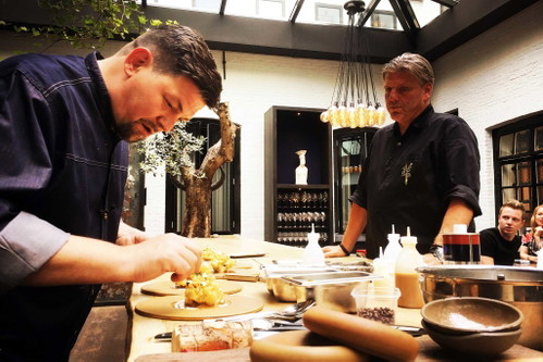 Lukas Mraz schickt seinen Kontrahenten in die Niederlande, ins Restaurant »De Librije« in Zwolle – Jonnie Boer (r.) zählt zu den besten Köchen Europas und belegt aktuell Platz 34. auf der San Pellegrino Liste der World's 50 Best Restaurants.&nbsp; 