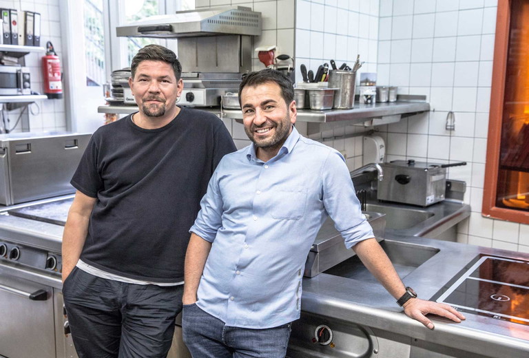 Ebenfalls bei Staffel 4 dabei: der deutsche Spitzenkoch Ali Güngörmüs (r.)