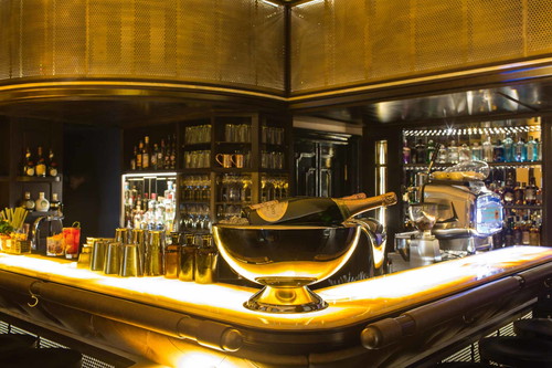 Seit dem ersten Tag ist die »Kleinod« Bar ein Publikumsmagnet. Die Betreiber müssen wegen Überfüllung immer wieder Gäste an ihre Kollegen verweisen.