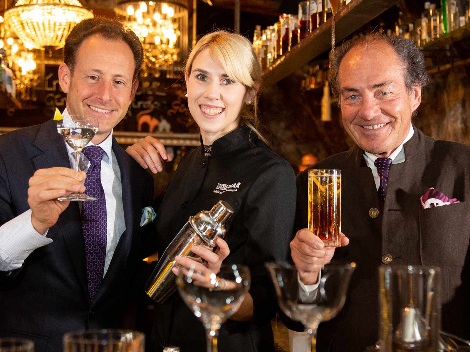 Maximilian J. Riedel, Barkeeperin Meike Zimmermann und Georg J. Riedel.