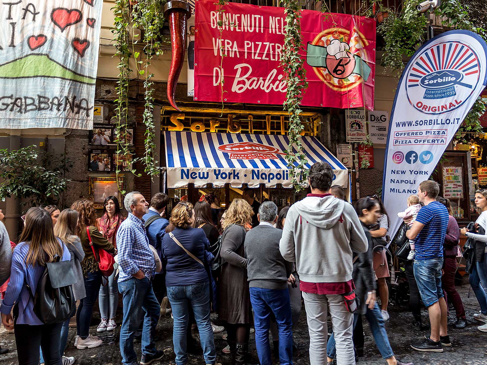 In Neapel steht man für eine Pizza von Gino Sorbillo Schlange.