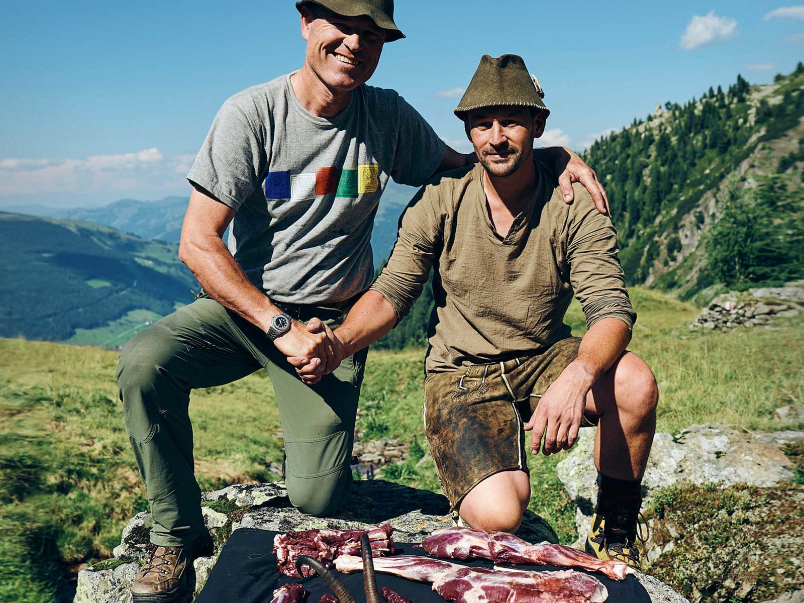 Jäger aus Leidenschaft. In seinem neuen Kochbuch »Der Jaga und der Koch« stellt Rudi Obauer Wildgerichte vor. Immer an seiner Seite: Jäger Christoph Burgstaller.