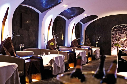Eine technisch hochanspruchsvolle Küche von Silvio Nickol im extravagant eingerichteten Restaurant im Palais Coburg.