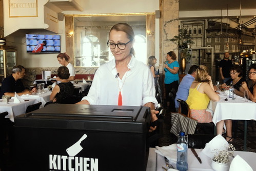 ...dort wartet die «Kitchen Impossible»-Box bereits auf die Spitzenköchin aus Basel.