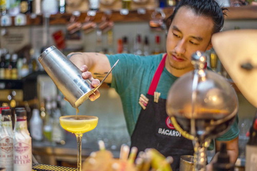 Kan Zuo, aus der »The Sign Lounge«, ist einer der Kreativköpfe der Wiener Barszene. Seine Cocktail-Kreationen sind tiefgründig, verspielt oder beides.