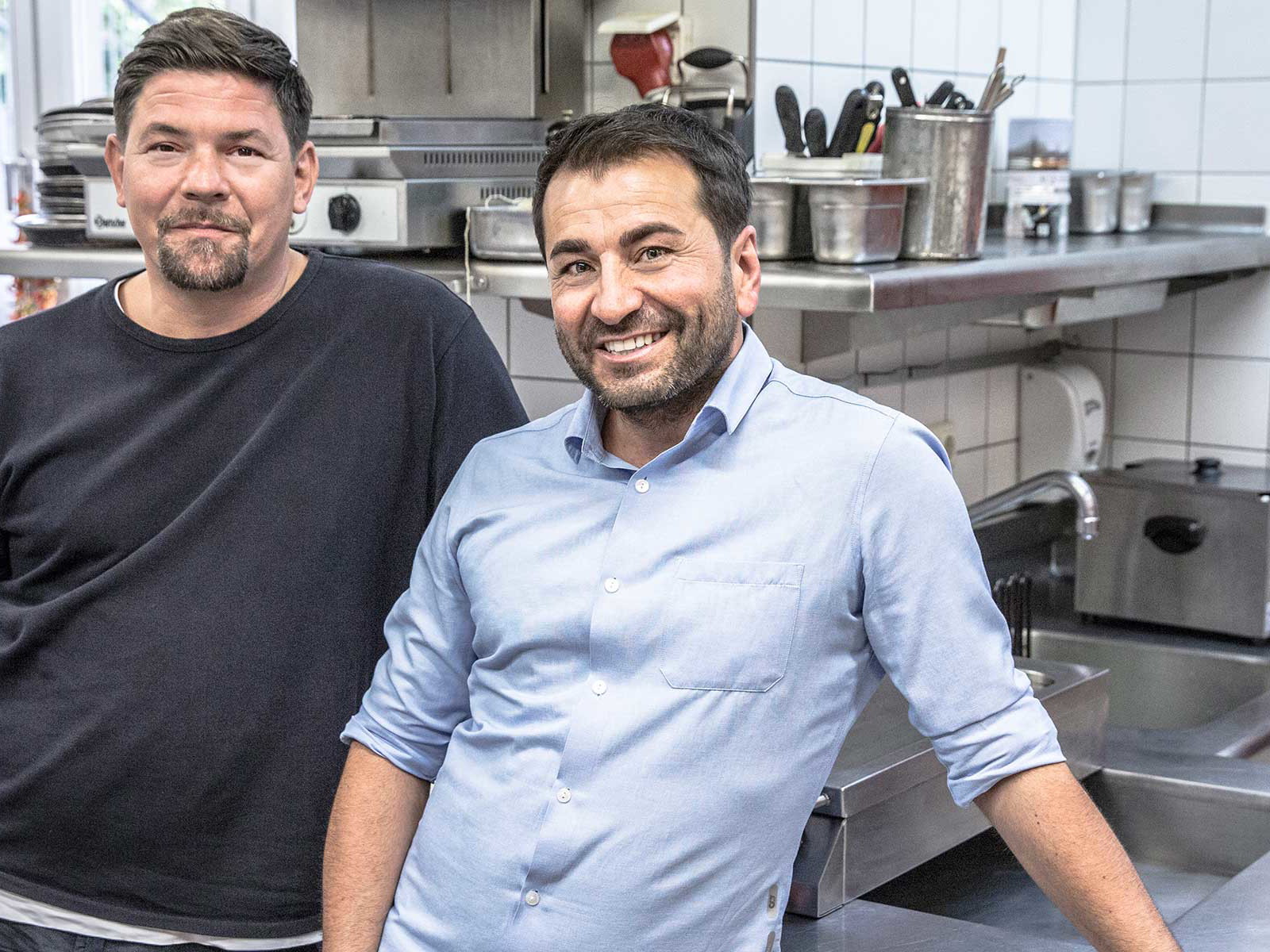 In der ersten Folge trifft Tim Mälzer auf Ali Güngörmüş.