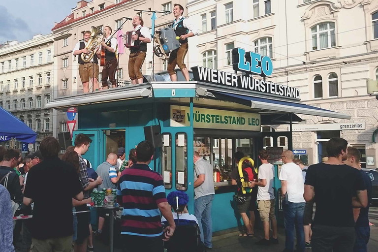 Der Würstelstand als Bühne: Die »Spritbuam« feiern beim »Leo« die erste Million Youtube-Klicks ihres Songs »Vollegas Leberkas«.